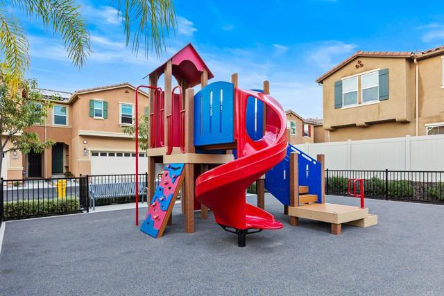 Detail Gallery Image 2 of 20 For 506 Willowmore St, Vista,  CA 92081 - 3 Beds | 2 Baths