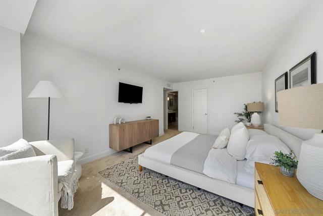 1810 Avenida Del Mundo, Coronado CA: https://media.crmls.org/mediaz/d1e97ac3-9523-4d72-8501-94b5f74e7c79.jpg