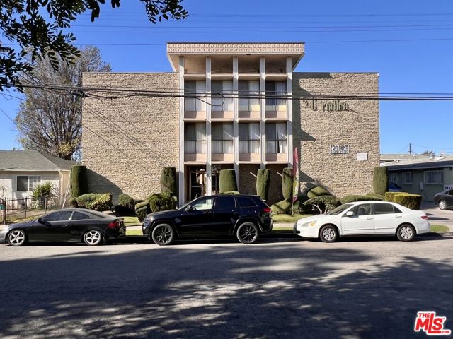 1035 Myrtle Avenue, Inglewood CA: https://media.crmls.org/mediaz/d1e9920c-acae-4060-a351-fc4b143d6025.jpg