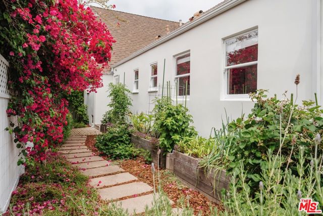 226 N Arden Boulevard, Los Angeles CA: https://media.crmls.org/mediaz/d1e994db-36f9-4856-ad74-1f3588ee8ad6.jpg