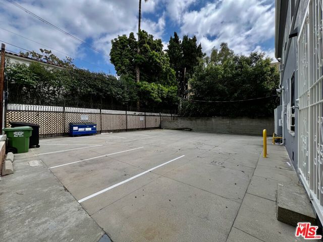 1724 El Cerrito Place, Los Angeles CA: https://media.crmls.org/mediaz/d1ea99db-641b-4cc5-9eb8-964ae6a94b1d.jpg