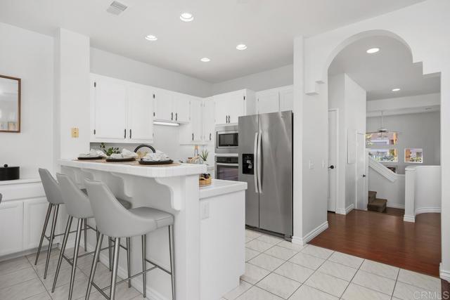 Detail Gallery Image 9 of 33 For 7122 Calabria Ct #E,  San Diego,  CA 92122 - 3 Beds | 2/1 Baths