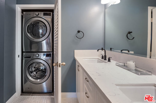 927 N Kings Road, West Hollywood CA: https://media.crmls.org/mediaz/d1ee65dd-2b21-406a-85c6-53aab635b6d9.jpg