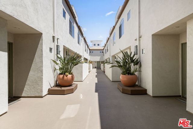 716 Maltman Avenue, Los Angeles CA: https://media.crmls.org/mediaz/d1ef0011-ec96-4f60-84de-d843e20fa863.jpg