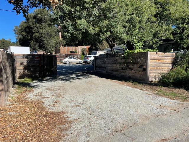 319 Echo Valley Road, Salinas CA: https://media.crmls.org/mediaz/d1f14e1b-6791-445a-8045-385bddc71019.jpg
