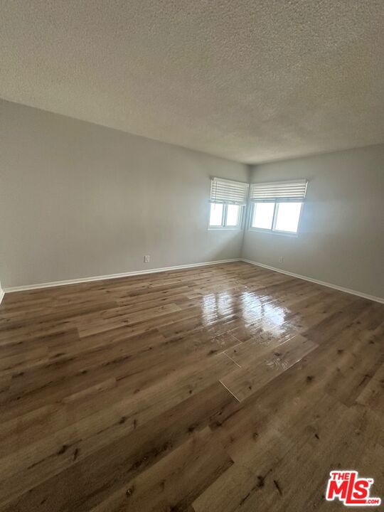 212 E Tamarack Avenue, Inglewood CA: https://media.crmls.org/mediaz/d1f1f02a-abbb-45a3-8e7b-a45c94225621.jpg