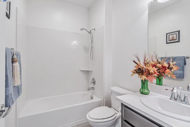 705 Cannery Pl, San Jose CA: https://media.crmls.org/mediaz/d1f1ffea-76c1-4e2c-8b37-385b5312afcd.jpg