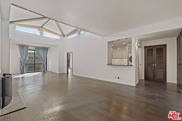 2175 S Beverly Glen Boulevard, Los Angeles CA: https://media.crmls.org/mediaz/d1f3023c-6b92-43e3-abc7-bddae26bc6be.jpg