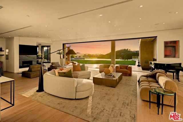 455 Castle Place, Beverly Hills CA: https://media.crmls.org/mediaz/d1f321cf-f390-4f0f-9de1-966a122bc6a6.jpg