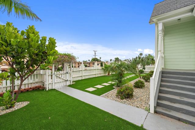 2104 Diamond St, San Diego CA: https://media.crmls.org/mediaz/d1f35661-a632-465c-aea1-45ac73cc9fb2.jpg