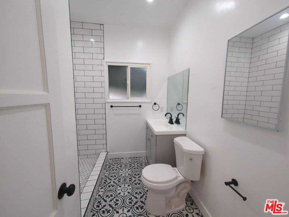 https://media.crmls.org/mediaz/d1f5cd9a-732f-4859-b4d8-8bd2d19a9f40.jpg?preset=X-Large