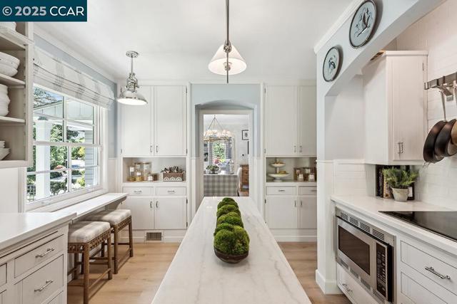 72 Davis Rd, Orinda CA: https://media.crmls.org/mediaz/d1f60ed6-d6e7-4281-91d0-b8fc8a3a649e.jpg