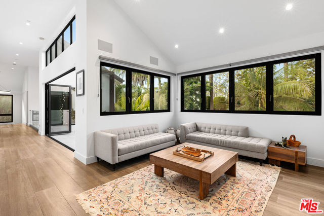 13524 D'Este Drive, Pacific Palisades CA: https://media.crmls.org/mediaz/d1f6d9da-b3dc-4e33-9d2d-9550c24c7421.jpg