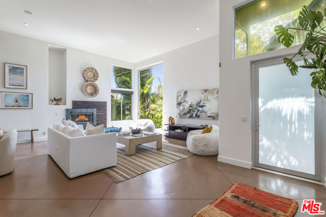 2336 Boone Avenue, Venice CA: https://media.crmls.org/mediaz/d1f6dd0c-85e5-4267-b3ee-1ead5fe7f7d5.jpg