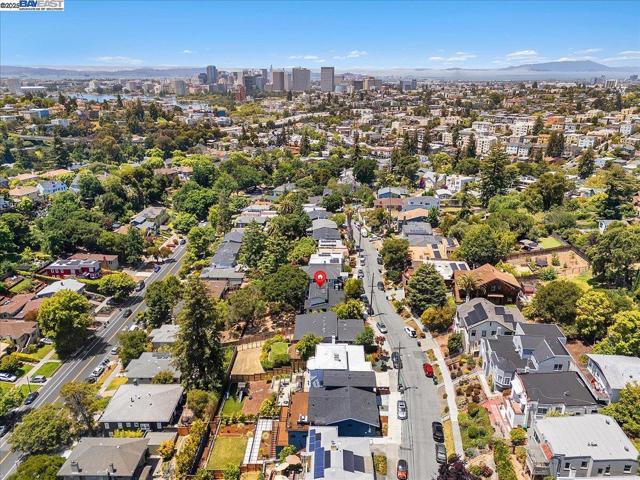 689 Santa Ray Ave, Oakland CA: https://media.crmls.org/mediaz/d1f7856d-d9c6-44dc-b89b-0003d7ad483c.jpg