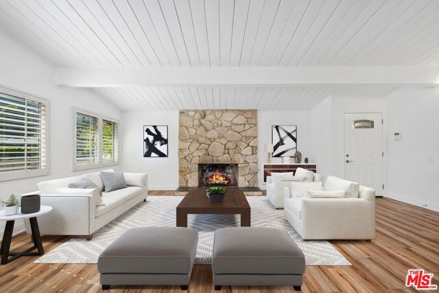 1224 El Hito Circle, Pacific Palisades CA: https://media.crmls.org/mediaz/d1f9a128-ad8b-40a8-84c2-40ab782c47be.jpg