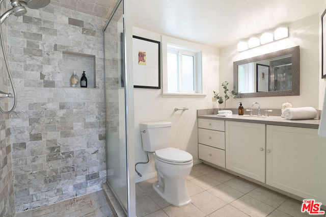 565 N Arden Boulevard, Los Angeles CA: https://media.crmls.org/mediaz/d1f9a6a6-503c-400c-b176-638285ebfbbe.jpg