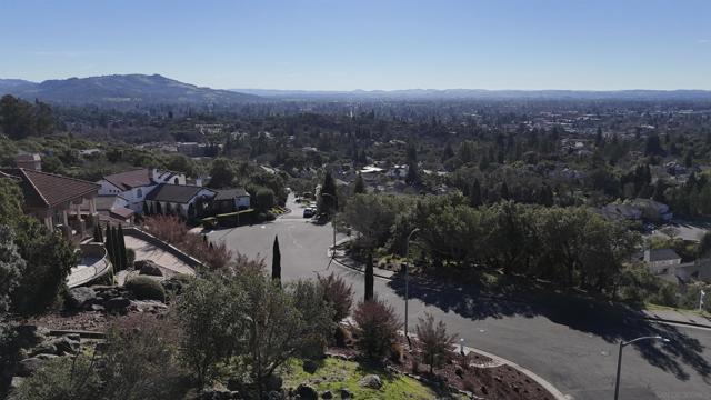 3600 Tillmont Way, Santa Rosa CA: https://media.crmls.org/mediaz/d1fc7426-fd56-4d83-9ff3-70844057fe4d.jpg