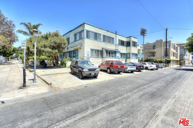 16 Clubhouse Avenue, Venice CA: https://media.crmls.org/mediaz/d1fc8ece-b3f8-4834-9e12-6c3515ce4b90.jpg
