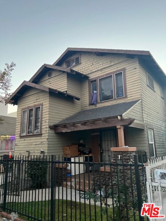 4911 S Normandie Avenue, Los Angeles CA: https://media.crmls.org/mediaz/d1fe24f9-b213-40a9-8024-a9cabfb5b30d.jpg
