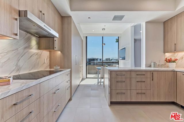 300 N Swall Drive, Beverly Hills CA: https://media.crmls.org/mediaz/d1ff16e4-f3aa-4e15-9fb8-478734044396.jpg