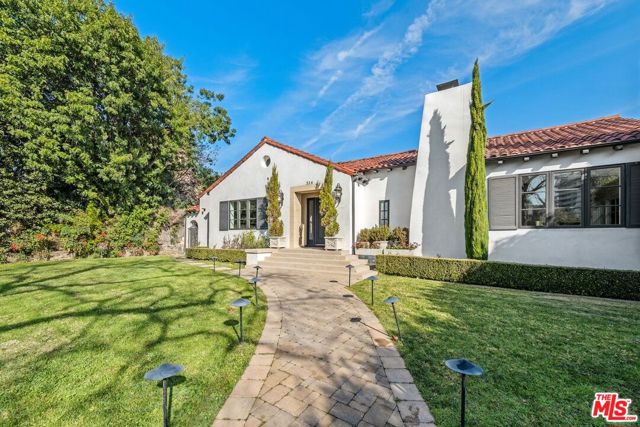 514 N Walden Drive, Beverly Hills CA: https://media.crmls.org/mediaz/d1ff56bc-eb95-4293-abd9-ad8695f8fbc7.jpg