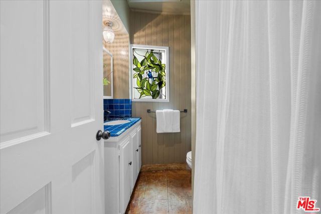 3074 Lake Hollywood Drive, Los Angeles CA: https://media.crmls.org/mediaz/d1ff7e75-05ec-43d6-a080-a650290acc55.jpg