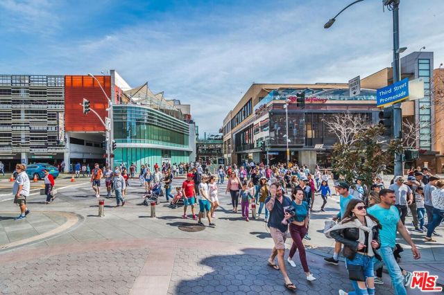 1101 Lincoln Boulevard, Santa Monica CA: https://media.crmls.org/mediaz/d2003819-1866-4238-a16d-7bcbf4b87f07.jpg
