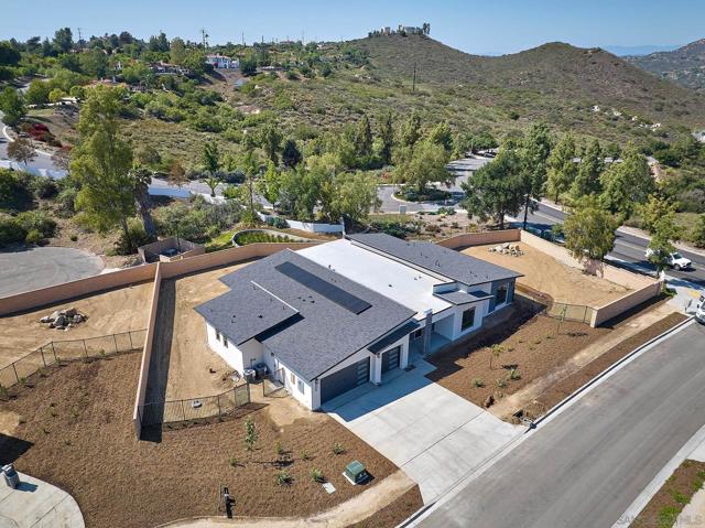 16350 Sage Trails Ct, Poway CA: https://media.crmls.org/mediaz/d200691e-ae1b-44ee-b119-99975f392d60.jpg