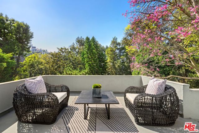 2477 Canyon Oak Drive, Los Angeles CA: https://media.crmls.org/mediaz/d20097ca-4b86-42a2-9b85-3f009bb24696.jpg