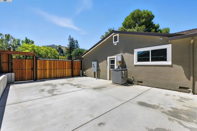 5701 Lewis Way, Concord CA: https://media.crmls.org/mediaz/d20139ac-2c53-45b7-9d1f-4d81ee9c8f38.jpg
