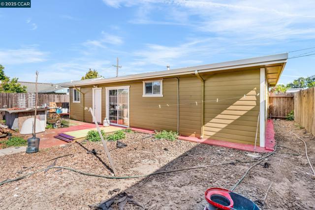 612 Thomas Dr, Richmond CA: https://media.crmls.org/mediaz/d20162a4-a354-430d-be35-2541b0f53eb8.jpg