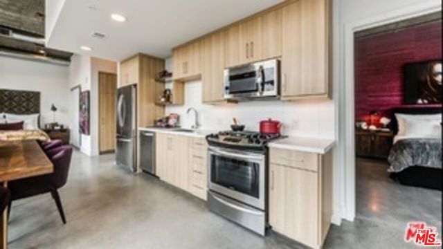 695 S Santa Fe Avenue, Los Angeles CA: https://media.crmls.org/mediaz/d201b305-183e-46e1-baa0-77e6c93a4030.jpg