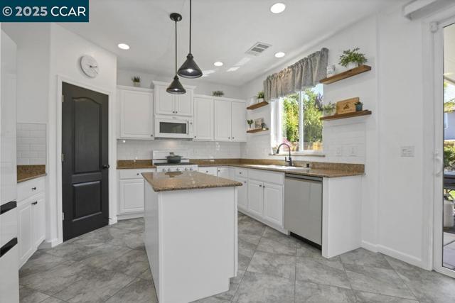 369 Myrtle Ln, Oakley CA: https://media.crmls.org/mediaz/d20255ac-f9d1-4f1c-9bbe-5076d8dc0ab6.jpg