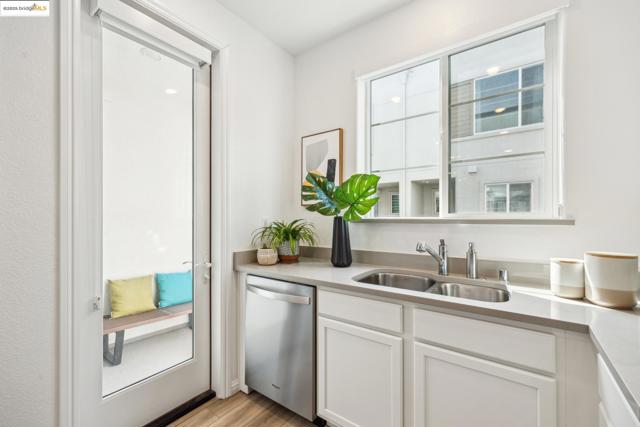 2823 Cathwood Ln, Alameda CA: https://media.crmls.org/mediaz/d2026efe-c816-4653-bbea-1efe0e4c6aad.jpg