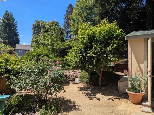 2277 Stillcreek Ct, Martinez CA: https://media.crmls.org/mediaz/d2038790-6ee3-4a3b-9ac0-2a3bcfeffa45.jpg