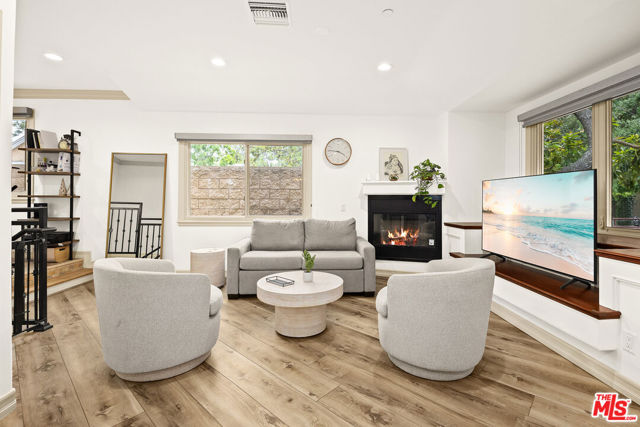 272 N Chester Avenue, Pasadena CA: https://media.crmls.org/mediaz/d203c284-2ce4-48b6-8085-fe6aa721836e.jpg