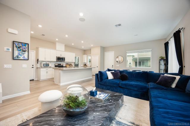 2097 Bluestone Cir, Chula Vista CA: https://media.crmls.org/mediaz/d2050380-60c6-4d8c-af59-e76734b482ab.jpg