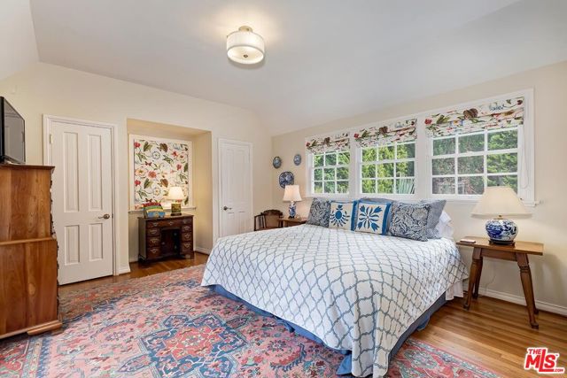 10798 Weyburn Avenue, Los Angeles CA: https://media.crmls.org/mediaz/d206b37b-6eb0-4a5a-bbcc-021855c9b6cb.jpg