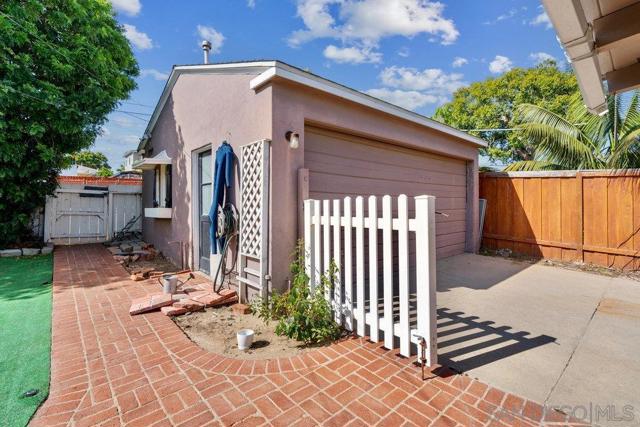 1260 LAW, San Diego CA: https://media.crmls.org/mediaz/d2073e70-8127-48bc-9335-326e9194c325.jpg