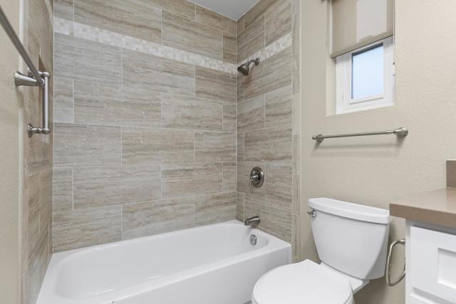 8746 Villa La Jolla Drive, La Jolla CA: https://media.crmls.org/mediaz/d207c036-4d8c-4421-bb08-678c6885e568.jpg