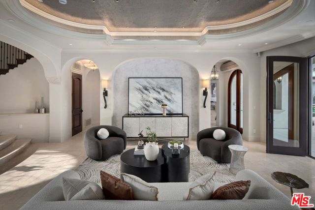 6882 Arizona Avenue, Los Angeles CA: https://media.crmls.org/mediaz/d207d537-3c5e-4b27-8b33-94859efea3db.jpg