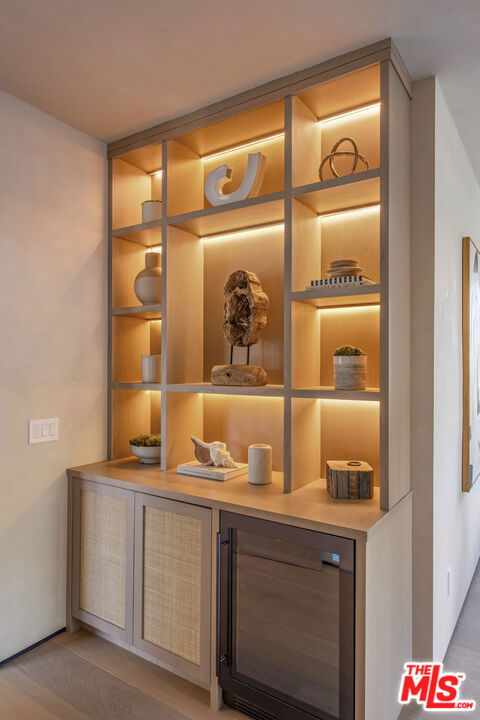 4112 Shadyglade Avenue, Studio City CA: https://media.crmls.org/mediaz/d208136a-d957-4c6c-bf32-2a2fddfe743b.jpg