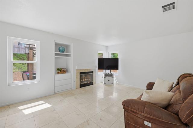 Detail Gallery Image 13 of 31 For 1247 Sunglow, Oceanside,  CA 92057 - 5 Beds | 3 Baths