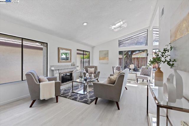 32948 Soquel St, Union City CA: https://media.crmls.org/mediaz/d208e57b-09a2-44f2-ba56-b7f8105a10eb.jpg