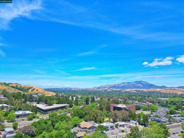 2782 Canyon Creek Dr, San Ramon CA: https://media.crmls.org/mediaz/d209f932-60c0-4967-b926-244ba93b1a61.jpg