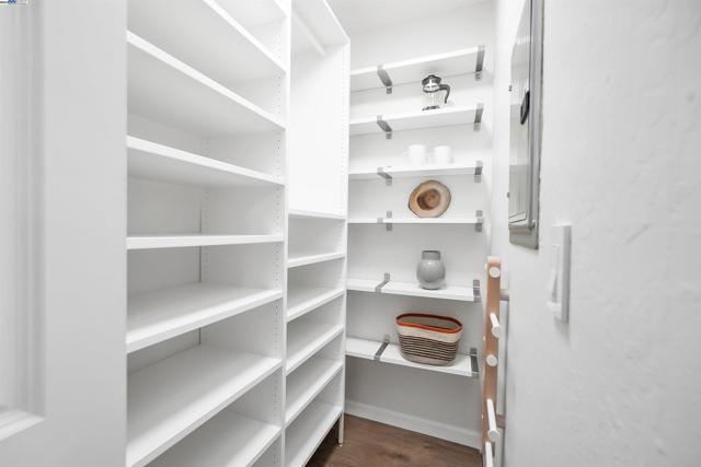 2562 Walnut Blvd, Walnut Creek CA: https://media.crmls.org/mediaz/d20a20d4-5c91-495f-bca5-8c2f380aca72.jpg