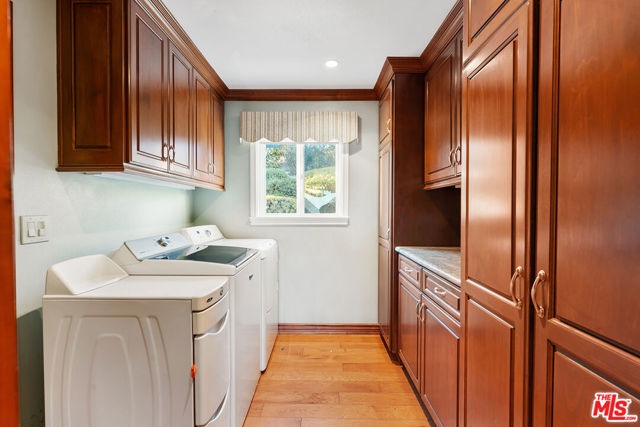 2212 Stacy Lane, Camarillo CA: https://media.crmls.org/mediaz/d20a2b63-dedb-4b38-a76b-6d86287472fc.jpg