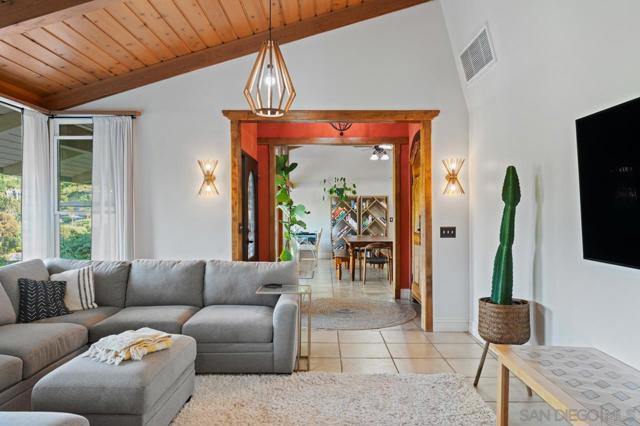 9835 Edgelake Dr, La Mesa CA: https://media.crmls.org/mediaz/d20a925c-0c4a-4424-bc01-642d8f2c9c9b.jpg