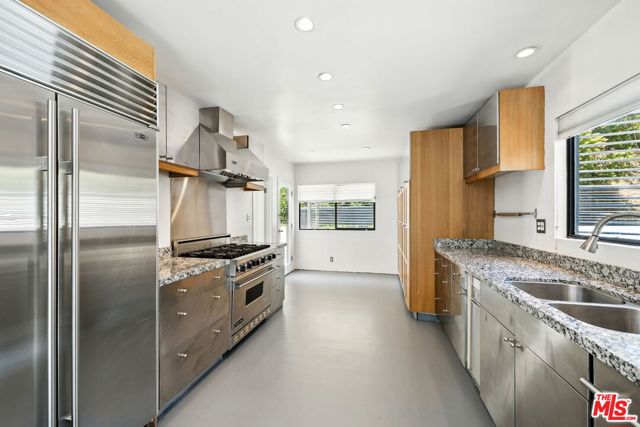 1317 Devlin Drive, Los Angeles CA: https://media.crmls.org/mediaz/d20b1d6d-927b-4d13-81b8-88a1d83db729.jpg